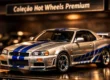 Close-up de uma miniatura Hot Wheels da linha Premium com rodas de borracha e pintura detalhada em uma estante de colecionador.