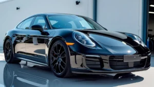 Um carro preto recém-detalhado, com a pintura espelhada e brilhante, refletindo a luz como um veículo zero quilômetro.