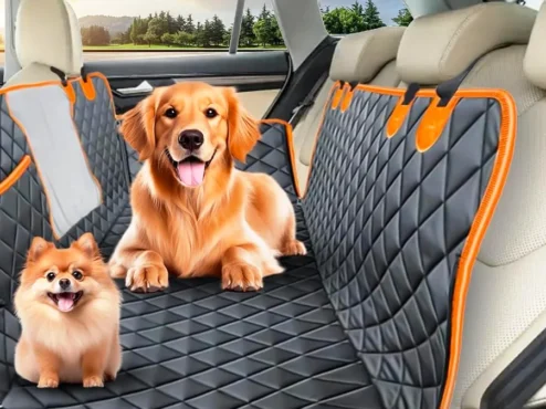 capa-protetora-impermeavel-banco-carro-pet-viagem Capa protetora impermeável para banco de carro instalada, com um cachorro feliz viajando com segurança no banco traseiro.
