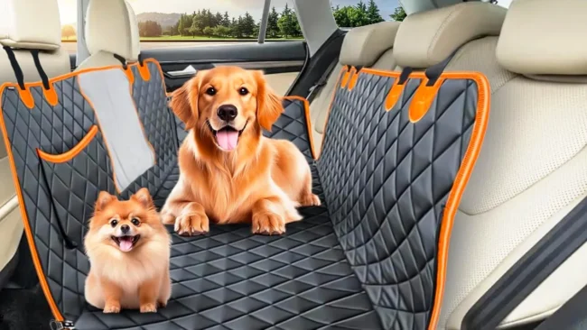 Capa protetora impermeável para banco de carro instalada, com um cachorro feliz viajando com segurança no banco traseiro.