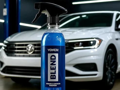 vonixx-blend-spray-wax-review Cera Vonixx Blend Spray Wax 500ml com frasco em destaque ao lado de carro brilhante