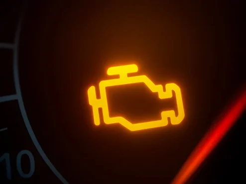 luz-injecao-eletronica-acesa-painel-carro Painel de carro com a luz de injeção eletrônica acesa (símbolo de motor amarelo), indicando a necessidade urgente de diagnóstico para evitar danos ao motor ou catalisador.