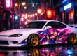 Carro esportivo japonês branco com envelopamento colorido de personagem de anime, rodas douradas e estilo Itasha clássico.