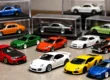 Coleção de miniaturas de carros diversas em escala 1:64, incluindo modelos em embalagens e fora delas para avaliação.