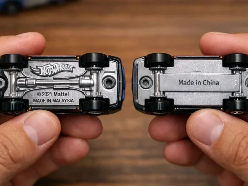 Comparativo detalhado entre o chassi de uma miniatura diecast original e uma réplica falsificada evidenciando marcações.