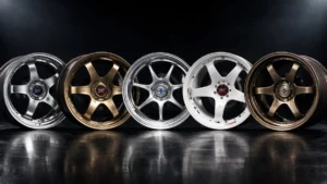 Comparativo de rodas JDM famosas incluindo a Volk Racing TE37 e Enkei RPF1 em um estúdio com iluminação dramática.