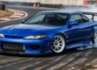 Nissan Silvia S15 azul Spec-R preparado para drift em uma pista, destacando o design icônico e as rodas esportivas.