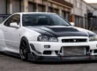 Nissan Skyline com modificações aerodinâmicas funcionais mostrando splitter de carbono e intercooler exposto.