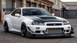 Nissan Skyline com modificações aerodinâmicas funcionais mostrando splitter de carbono e intercooler exposto.