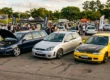 carros icônicos como Fiat Marea, Ford Focus MK1 e Honda Civic VTi em um encontro de entusiastas.