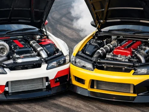 Comparação visual entre um motor turbo de alta performance e um motor aspirado linear em um carro de drift na pista.