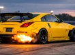 Carro modificado soltando chamas pelo escapamento em teste de anti-lag no dinamômetro para performance.