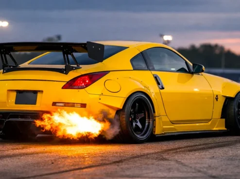 Carro modificado soltando chamas pelo escapamento em teste de anti-lag no dinamômetro para performance.