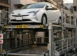 Carro estacionado em vaga mecânica de elevação no Japão, ilustrando a necessidade do certificado Shako Shomeisho em áreas urbanas.