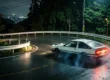 Toyota AE86 branco fazendo drift em uma estrada sinuosa nas montanhas do Japão durante a noite.