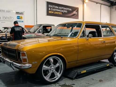 carro-antigo-modificado-isento-ipva-oficina Carro clássico modificado em uma oficina com foco em rodas e suspensão, representando a cultura de customização e isenção de impostos.