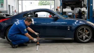 Foto de um carro esportivo rebaixado em conformidade com a lei sendo submetido a medição de altura de 100mm.