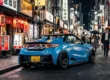 Um Honda S660 azul rebaixado em estilo JDM, estacionado em uma rua estreita de Tóquio, destacando seu design compacto e esportivo.
