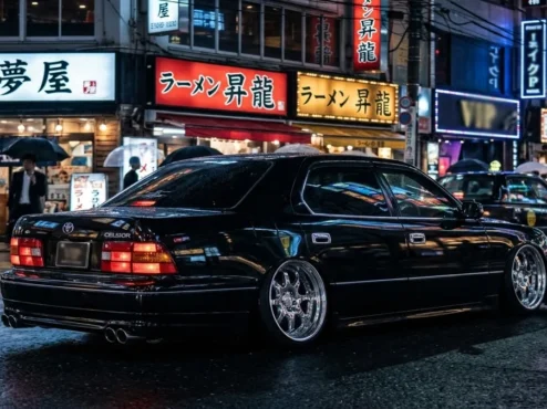 toyota-celsior-ucf20-vip-style-low-black Sedã de luxo Toyota Celsior preto rebaixado no estilo VIP com rodas cromadas profundas e camber negativo em uma rua de Tóquio.