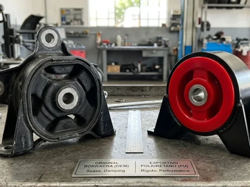 Comparação visual entre um coxim de motor original de borracha e um coxim esportivo de poliuretano de alta densidade.
