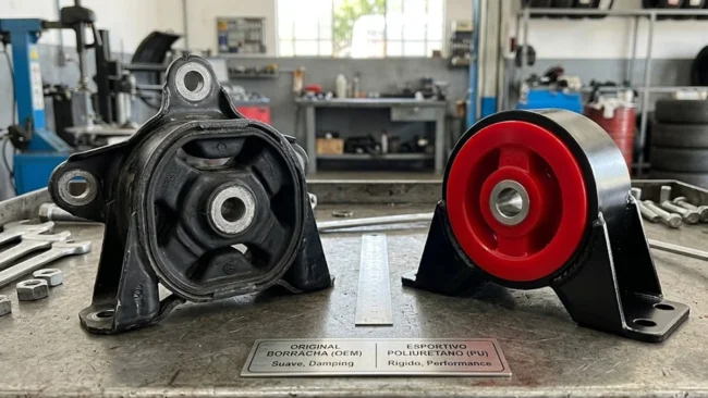 Comparação visual entre um coxim de motor original de borracha e um coxim esportivo de poliuretano de alta densidade.