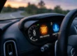 Close-up de um painel de instrumentos automotivo exibindo os ícones de luz de mola e temperatura do motor acesos.