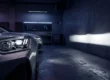 Farol esportivo automotivo com lente projetora exibindo uma linha de corte de luz perfeita contra uma parede escura.