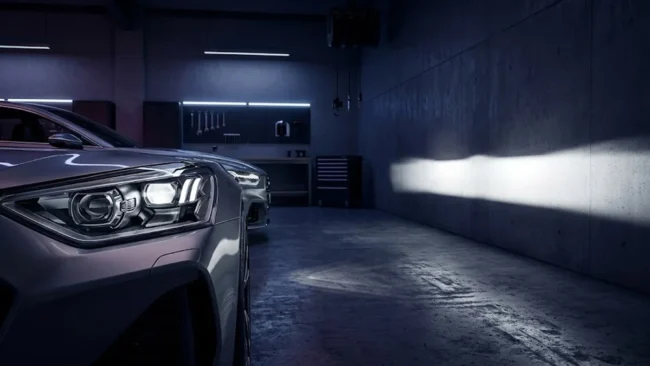 Farol esportivo automotivo com lente projetora exibindo uma linha de corte de luz perfeita contra uma parede escura.