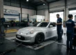 Carro modificado passando por inspeção técnica em uma linha de certificação para obtenção do CSV.