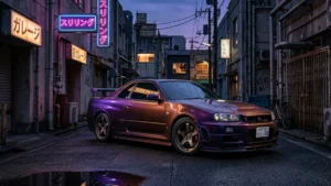 Nissan Skyline GT-R R34 exibindo a rara pintura Midnight Purple sob iluminação noturna, destacando a variação de tons reflexivos.