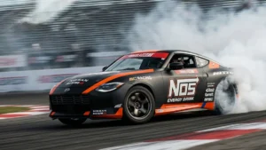 Carro de competição Nissan Z de Chris Forsberg realizando manobra de drift em alta velocidade com esterço total das rodas.