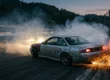 Nissan Silvia S14 míssil amassado fazendo drift rente ao muro de concreto no circuito de Ebisu Minami com fumaça e faíscas.