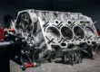 Bloco de motor Subaru Boxer de alumínio em suporte técnico, destacando o desenho dos cilindros horizontalmente opostos.