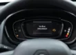 Painel digital do Renault Kwid exibindo a luz da injeção eletrônica ligada e a mensagem de texto verificar antipoluição.