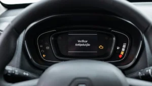 Painel digital do Renault Kwid exibindo a luz da injeção eletrônica ligada e a mensagem de texto verificar antipoluição.