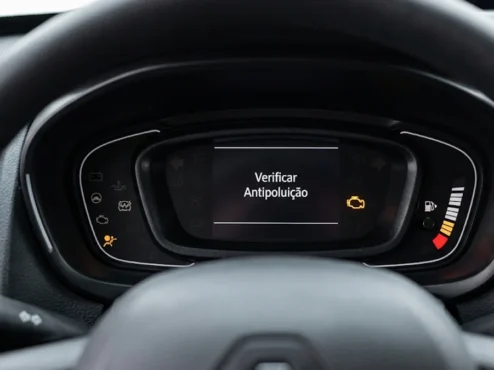 Painel digital do Renault Kwid exibindo a luz da injeção eletrônica ligada e a mensagem de texto verificar antipoluição.