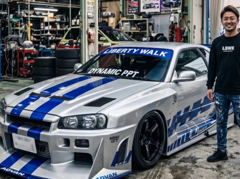 alargado e rebitado da Liberty Walk dentro de uma oficina japonesa