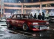 Carro japonês clássico modificado no estilo Kaido Racer estacionado em um encontro automotivo noturno em Tóquio.