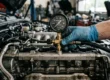 Manômetro profissional instalado na linha de alimentação de combustível de um motor automotivo para diagnosticar perda de pressão.