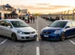 Nissan Tiida hatch e Nissan Sentra manual rebaixados com rodas esportivas estilo JDM em pista de asfalto.