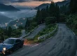Fotografia de uma estrada sinuosa de montanha no Japão ao entardecer, representando as clássicas pistas de touge.