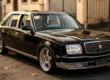 Toyota Century GZG50 preto com motor V12 estacionado em um cenário urbano detalhando seu design executivo JDM.